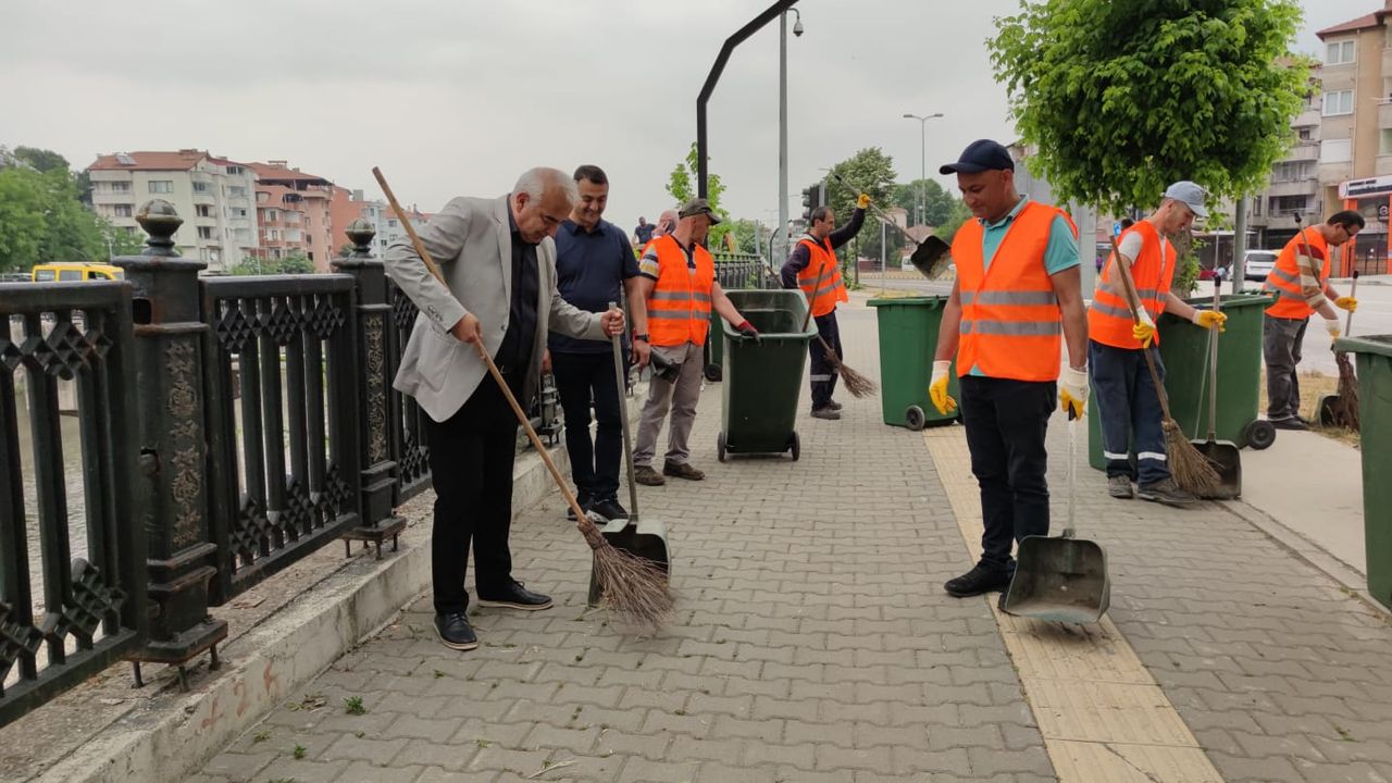 Belediye başkanı sokakları temizleyerek örnek oldu