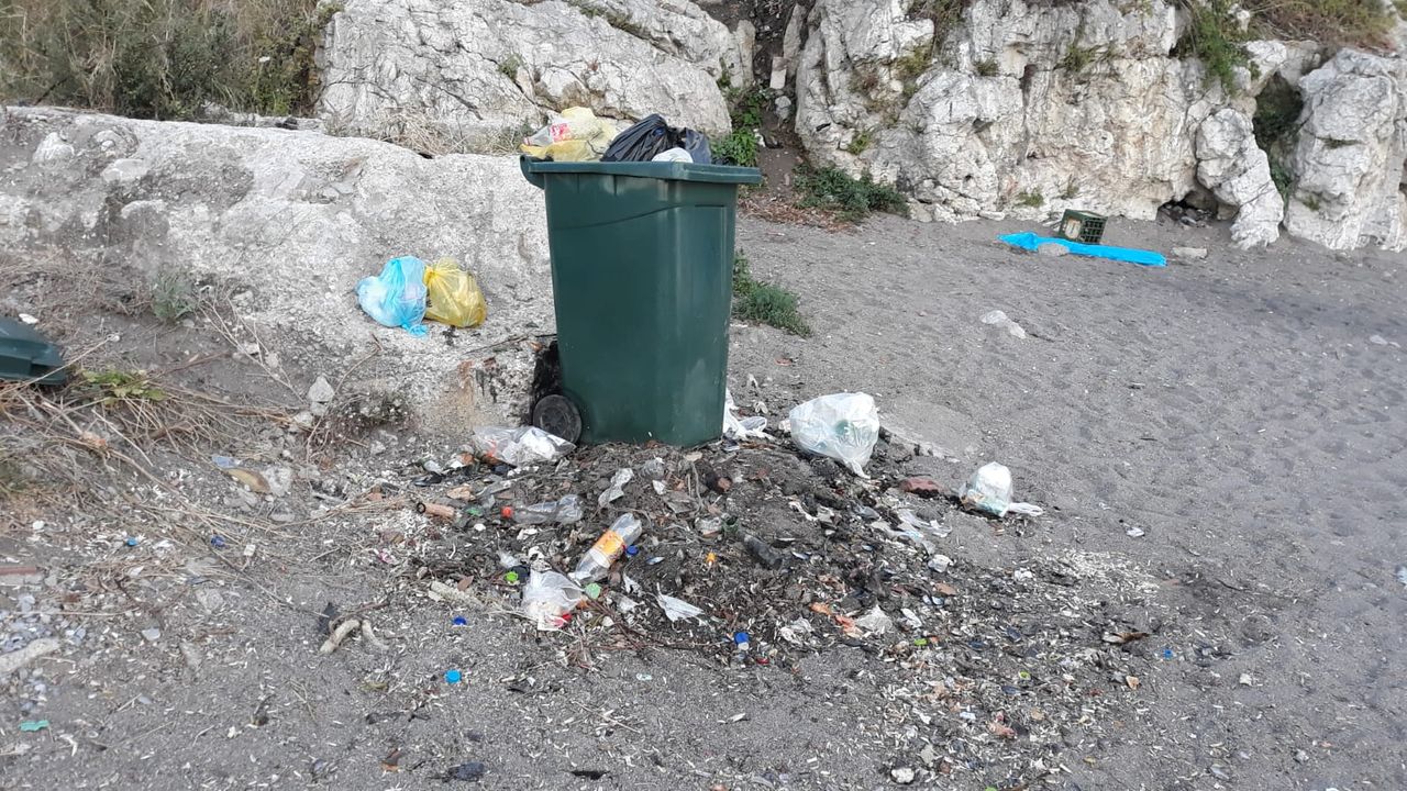 Plajdaki çöpler kaldırıldı
