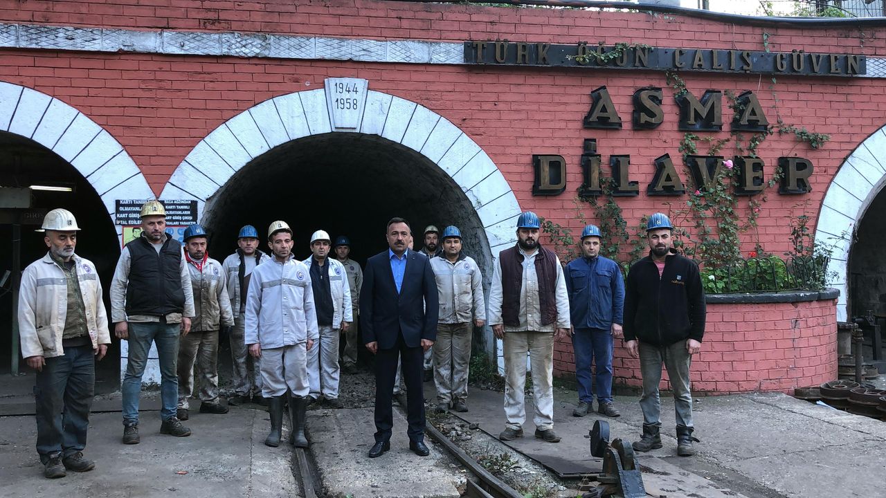 Maden işçisi Atatürk'ü saygıyla andı