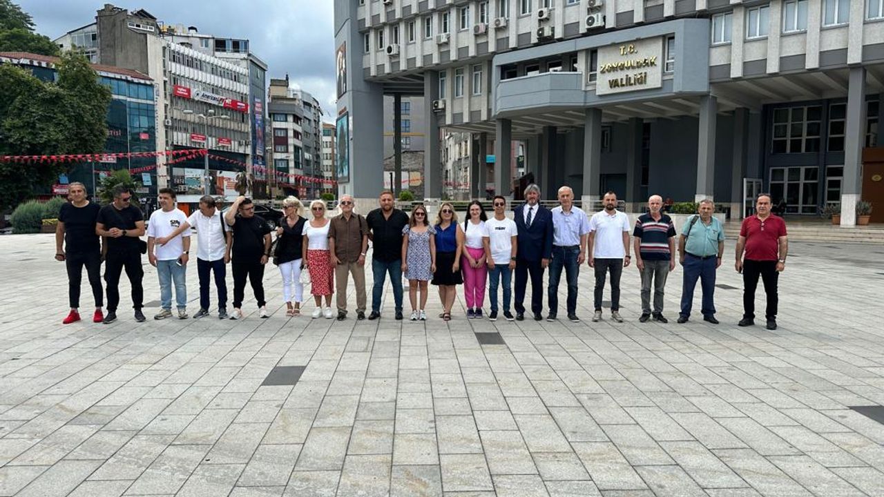 Gazeteciler, sansürün kaldırılışını kutladı