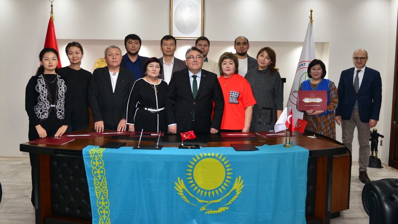 Kazak Hekimler, Rektör Özölçer’le bir araya geldi