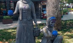 Çilek satan kadın heykeline çirkin saldırı