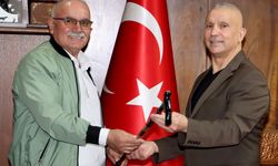 Emekli madenci, kendi yaptığı bastonu Demir'e hediye etti