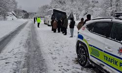 Kar bastırdı: 61 köy yolu kapalı