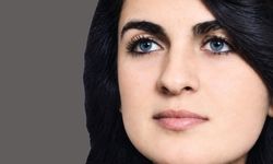 Mavi Köşe'deki Mavi Gözlü Kadın...