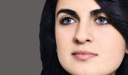 Mavi Köşe'deki Mavi Gözlü Kadın...