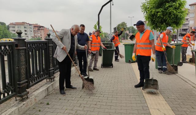 Belediye başkanı sokakları temizleyerek örnek oldu