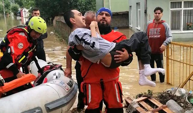 Günün karesi... AFAD, engelli genci kurtardı!