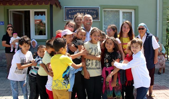 Emekli madenci, bahçesini halka açtı