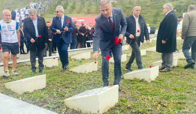 Armutçuk’ta maden şehidi mezarlığına karanfil bırakıldı