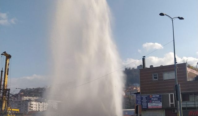 Tsunami gibi patladı... Yol trafiğe kapatıldı