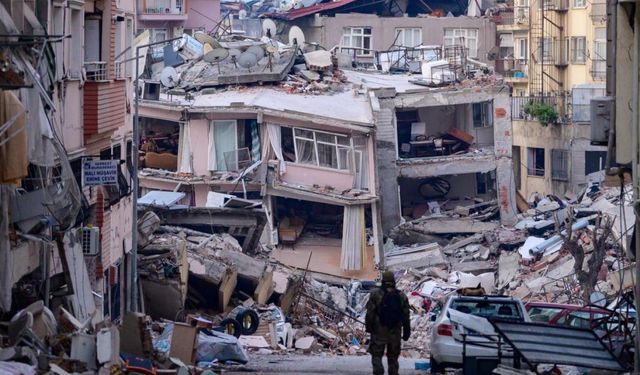 Yakalama kararı bulunan 2 müteahhit, yaptıkları binalarda öldü