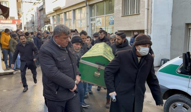 Enkazdan kurtuldu, yangında can verdi