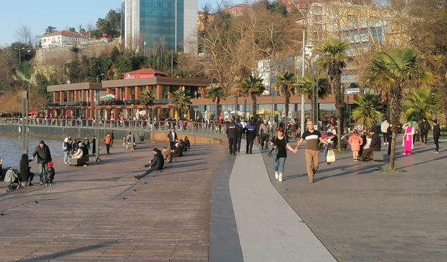 Zonguldak'ta bahar havası... Sahil doldu taştı