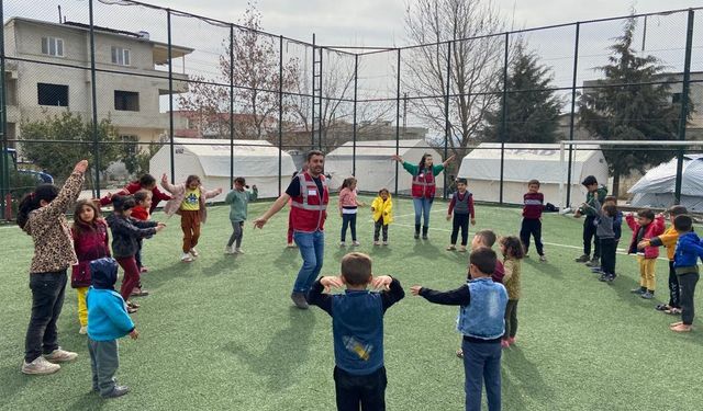 Gönüllü öğretmenlerden depremzede öğrencilere destek...