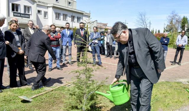 Depremde ölen öğrenciler anısına fidan diktiler