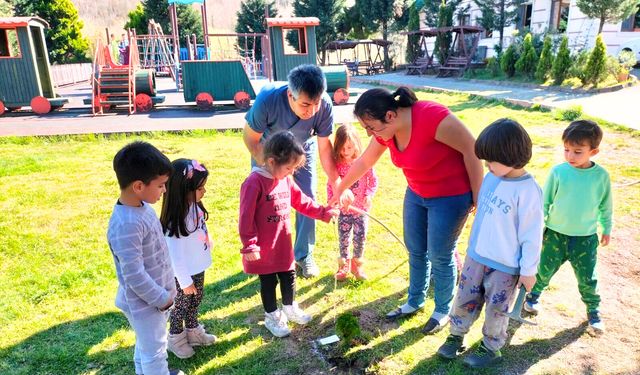 Minikler, depremde vefat edenler anısına fidan dikti