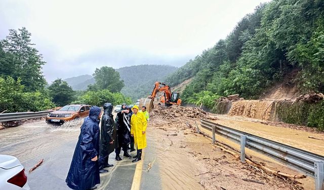 Zonguldak-Ereğli karayolunda heyelan...