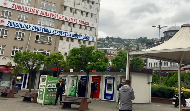 Acılık esnafı, dükkanlarının önünü kapatan ATM'lerden dertli...