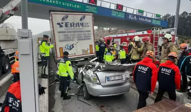 67 plakalı araç TIR'a çarptı: 4 ölü