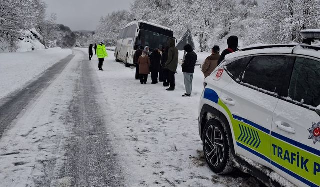 Kar bastırdı: 61 köy yolu kapalı