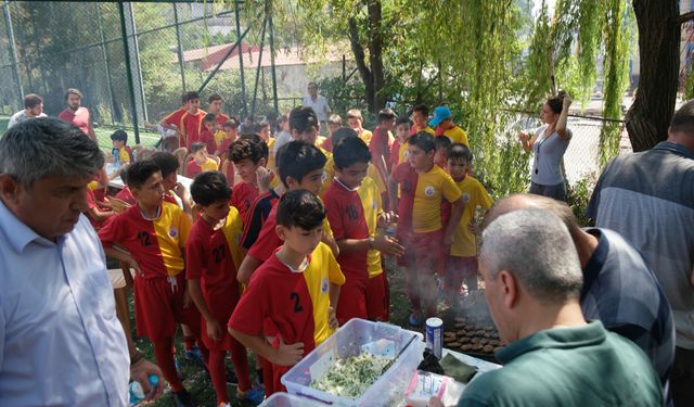 Genç futbolcuları kendi elleriyle doyurdu...