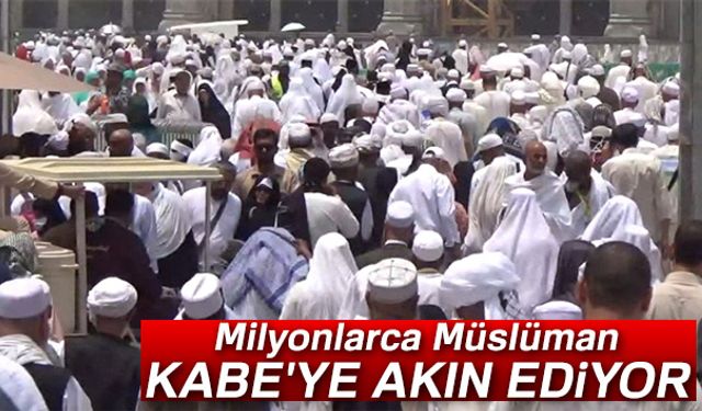 Hac vazifesi nedeniyle Mekke'de bulunan milyonlarca Müslüman Kabeyi ilk kez görmenin mutluluğunu yaşadı