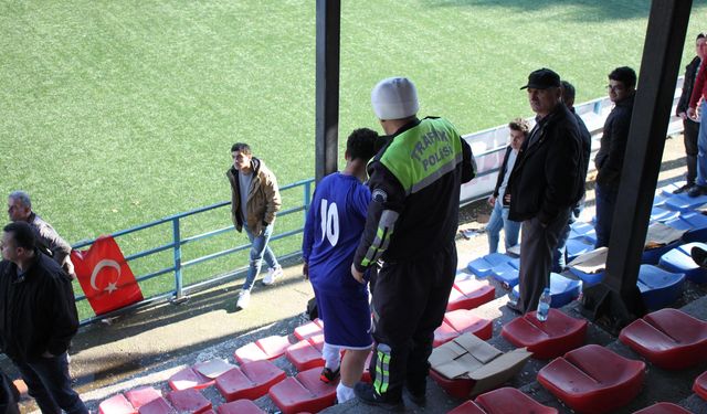 Kırmızı kart gören futbolcu küfür eden taraftara saldırdı!..