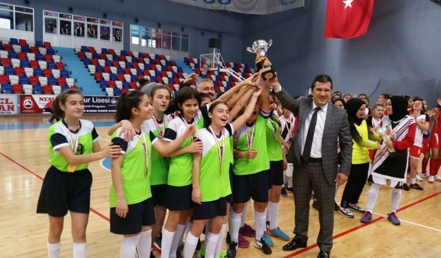 Sahası olmayan okul futsal şampiyonu oldu...