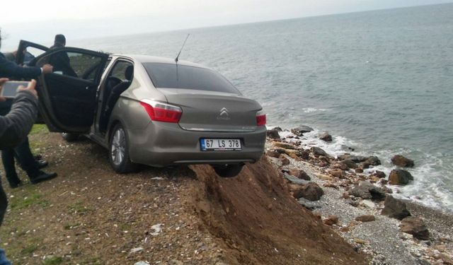 Araç uçmasın diye dakikalarca elleriyle tuttular!..