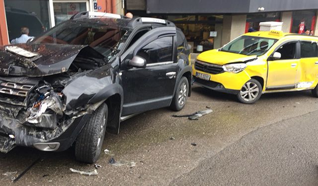 TIR'dan savrulan iş makinesi otomobillerin üstüne düştü