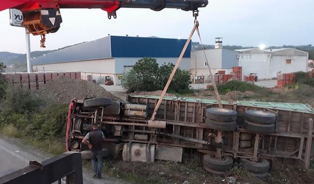 Kaza yapan şoför kamyonu olay yerinde bırakıp kaçtı...