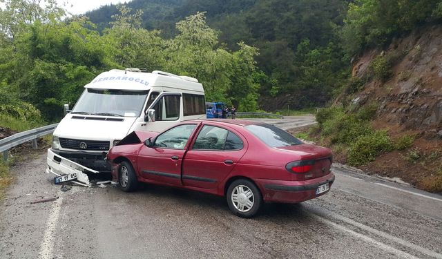 Madencileri taşıyan midibüsle çarpıştı: 3 yaralı!..