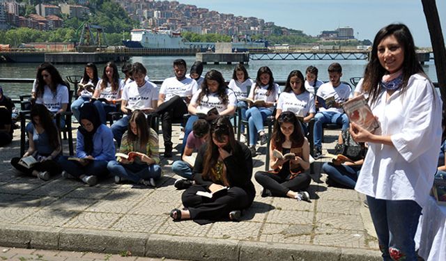 Öğrenciler sahilde oturup kitap okudular...