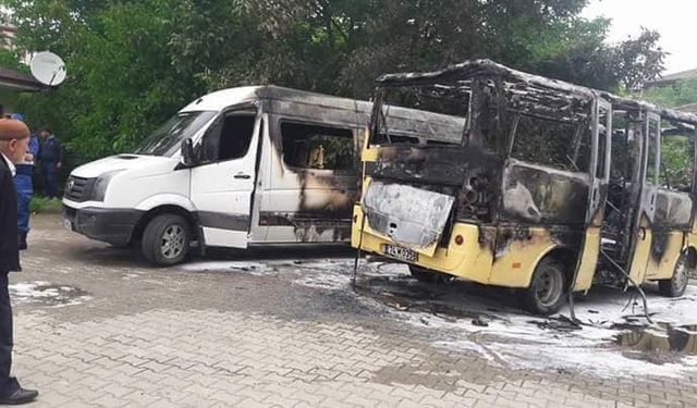 Park halindeki 2 minibüs yanarak kullanılamaz hale geldi