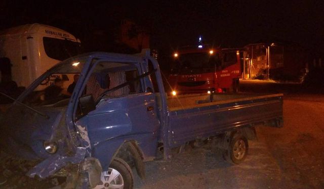 Park halindeki TIR'ın dorsesine çarptı:1 yaralı!.. 