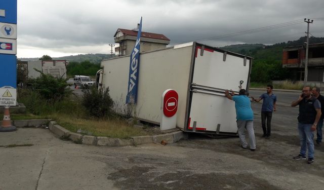 Seyir halindeki TIR'dan kopan dorse yola fırladı!.. 