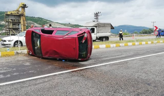 Karşı şeride uçtu: 2 yaralı!..