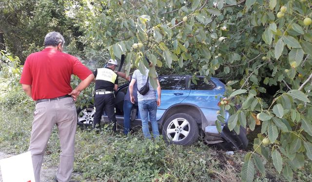 Ağaçlara çarparak durabildi: 1 yaralı!..