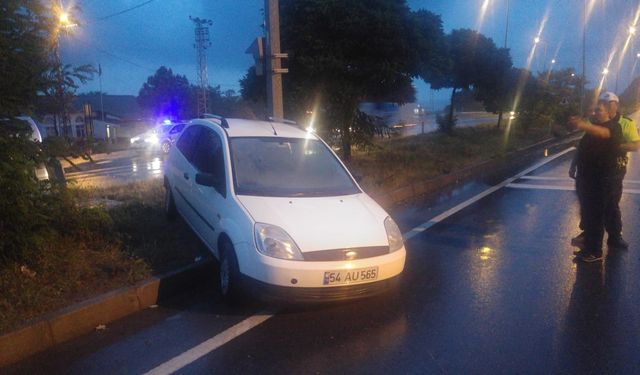 Orta refüje çıkıp elektrik direğine çarptı: 2 yaralı!..