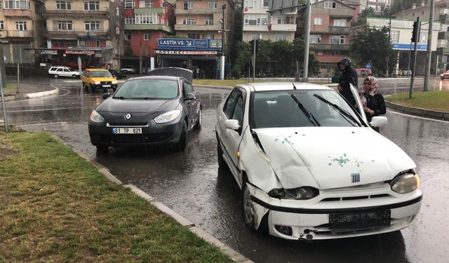 Şiddetli yağmur kazayı da beraberinde getirdi: 2 yaralı!..