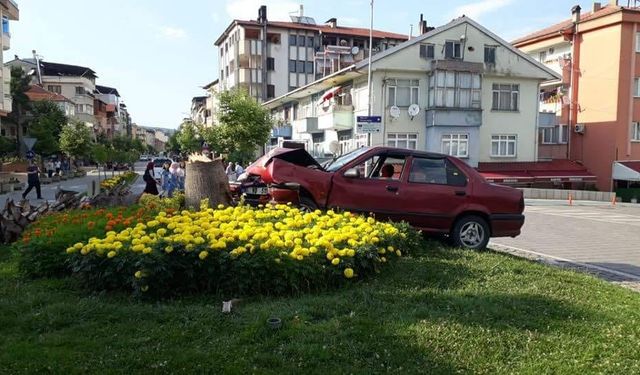 Kontrolden çıkan otomobil refüje çıktı: 1 yaralı!.. 