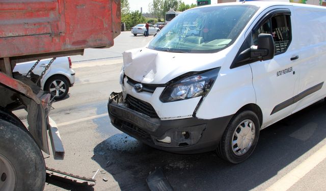 Yayaya yol vermek isterken minibüse çarptı: 1 yaralı!.. 