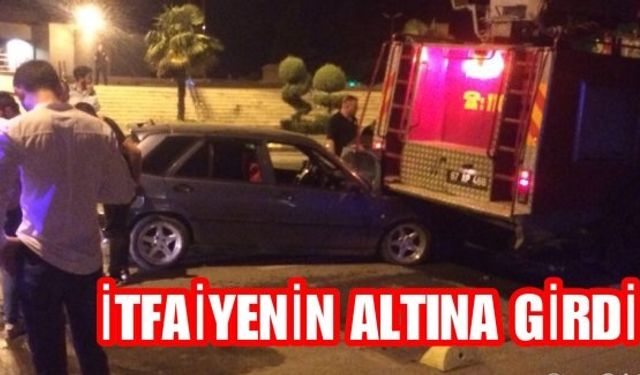 Zonguldak Valiliği önünde dün gece meydana gelen trafik kazasında bir araç itfaiye arabasının altına girdi