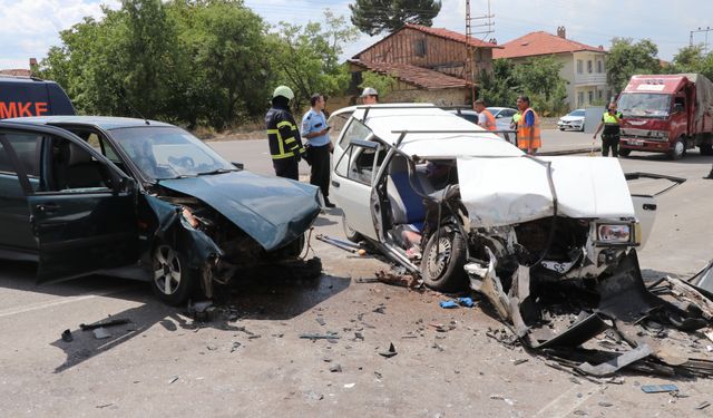 Otomobiller kafa kafaya çarpıştı: 1 ölü, 7 yaralı!..