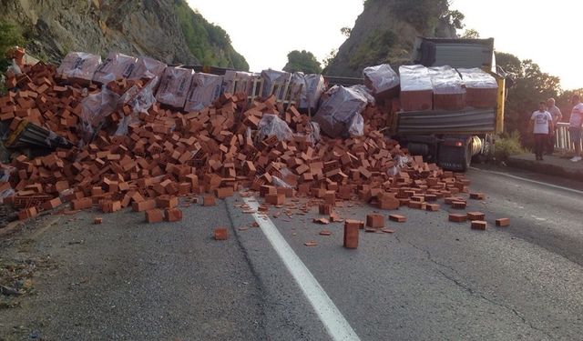 Kozlu'da tuğla yüklü TIR devrildi!..