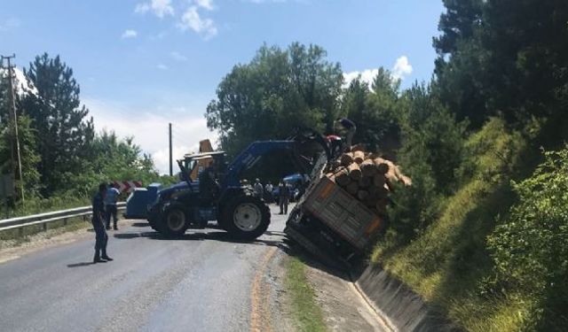 Alkollü sürücü tomruk yüklü kamyonu kanala düşürdü!..