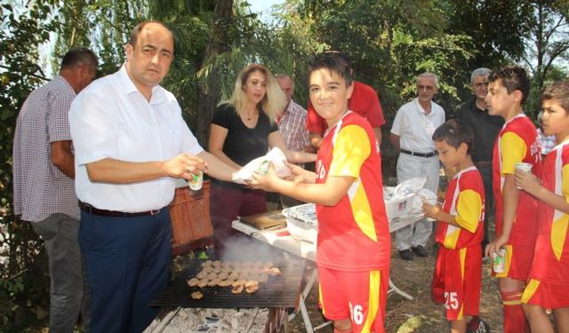 Başkan mangal yapıp sporcuları kendi elleriyle besledi...