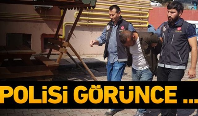 Polisin şüphelendiği bir şahıs, yanında bulunan uyuşturucu maddeyi yere atarak dağıtmaya çalıştığı sırada polisin dikkatinden kaçamadı