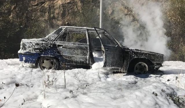 Otomobil alev aldı sürücü ve eşi son anda kurtuldu!..